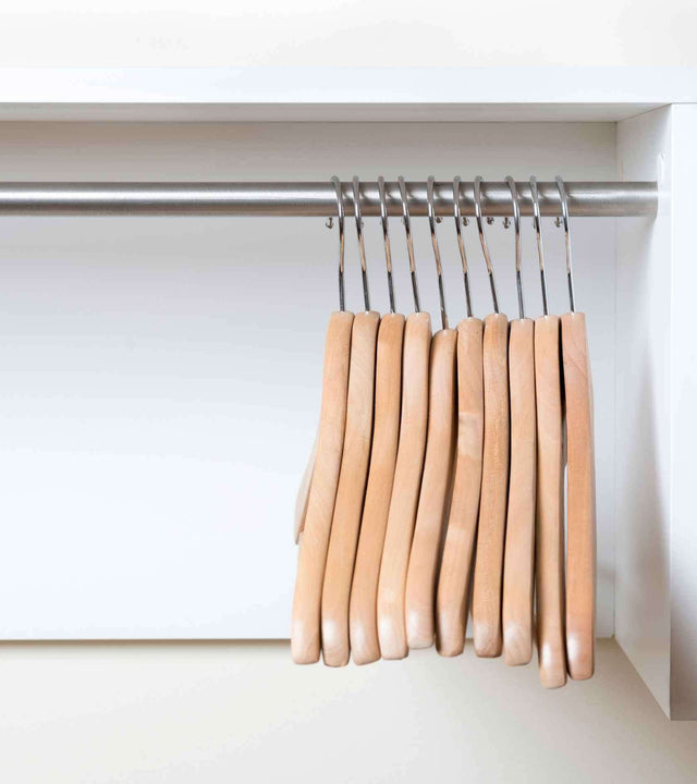 Peças Essenciais no Guarda-Roupa! - Um guarda-roupa funcional é essencial para enfrentar o dia-a-dia com confiança e estilo. # T-Shirts e Tops Básicos São peças essenciais no guarda-roupa feminino. Confortáveis, práticos e combinam com tudo. Versáteis e p