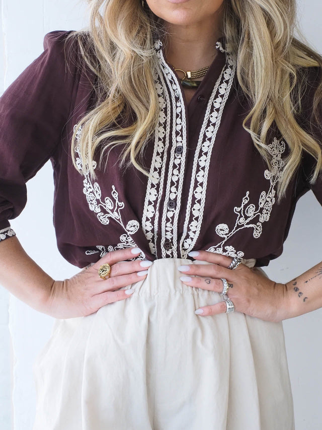 Blusas, camisas e tops Femininos. Camisas brancas, estampadas ou lisas. Descubra toda a coleção de camisas online.