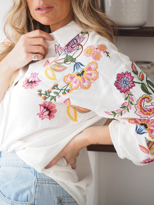 Blusas, camisas e tops Femininos. Camisas brancas, estampadas ou lisas. Descubra toda a coleção de camisas online.