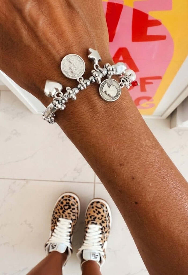 Pulseira de Corda Ajustável em Prata com Pendentes Corações e Estrelas