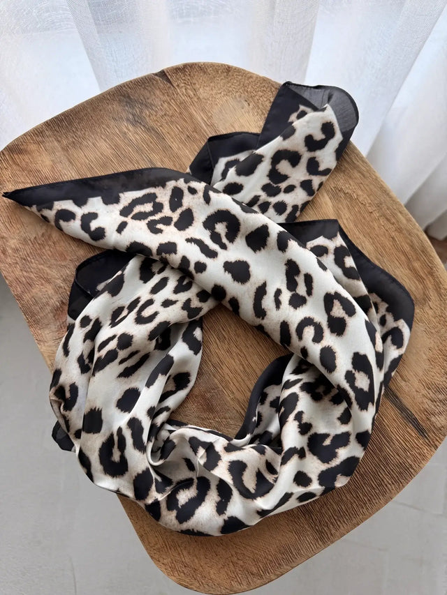 Lenço Quadrado Estampado com padrão de manchas de leopardo em preto e creme