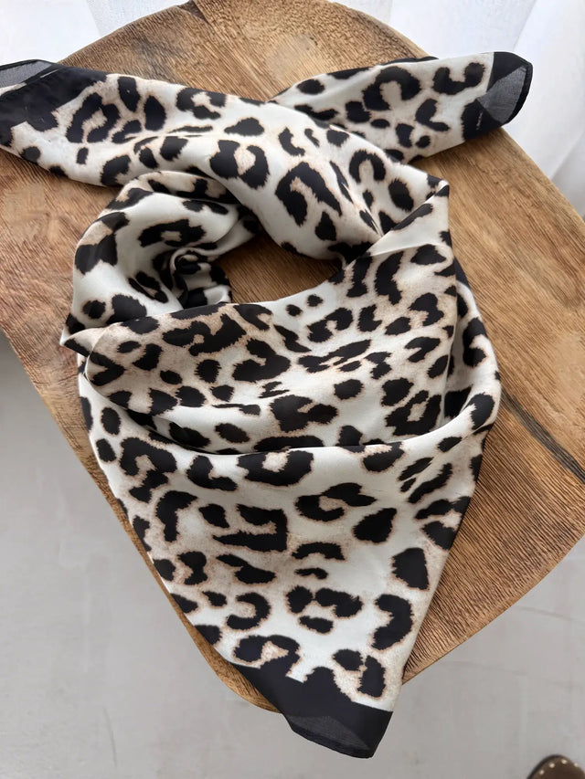 Lenço Quadrado Estampado com padrão de leopardo em tons neutros