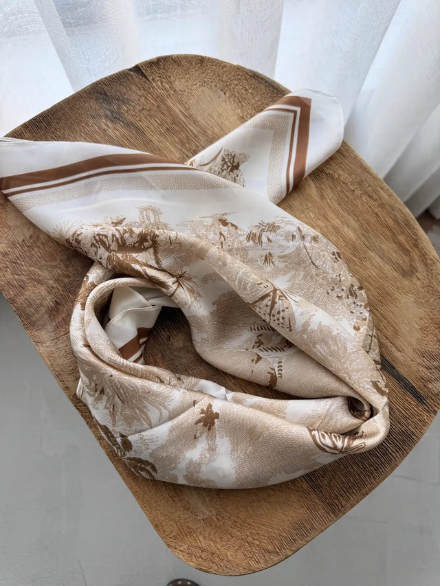 Lenço Quadrado Estampado em tons camel com padrão elegante e sofisticado