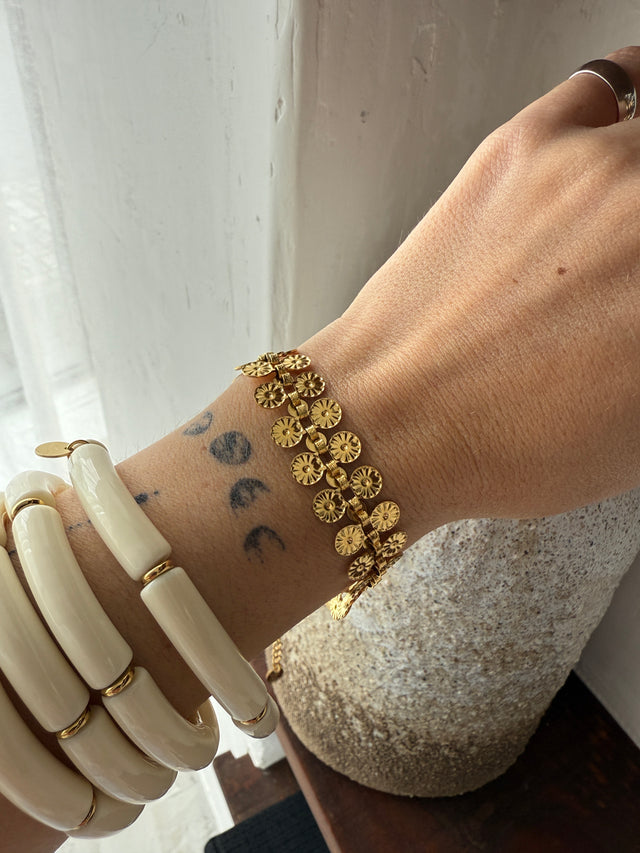 Pulseira dourada em aço inoxidável, elegante e durável, combinando luxo com resistência para uso diário.
