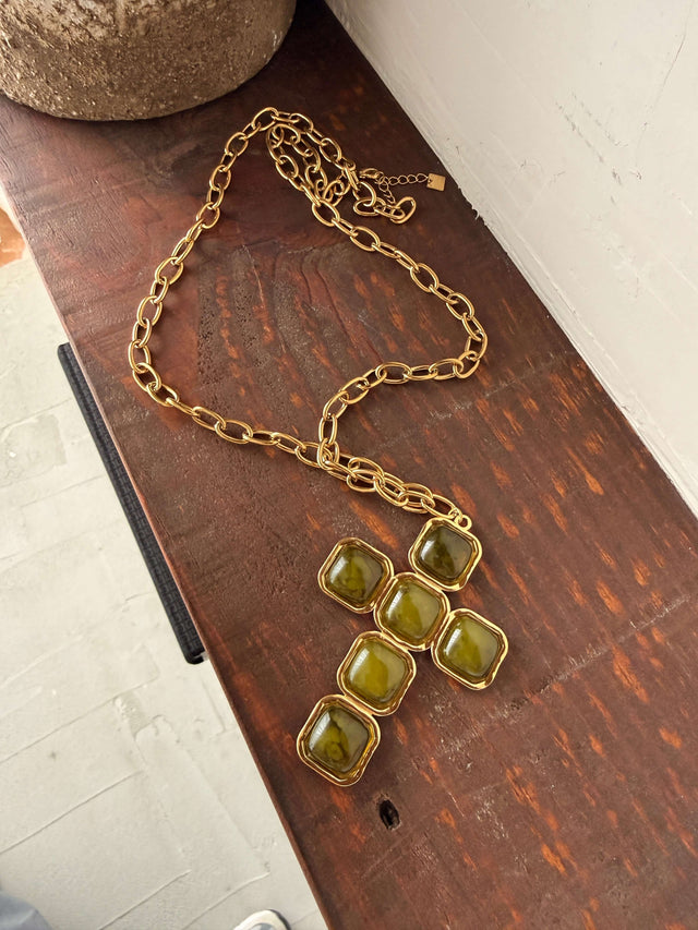 Collier long avec croix