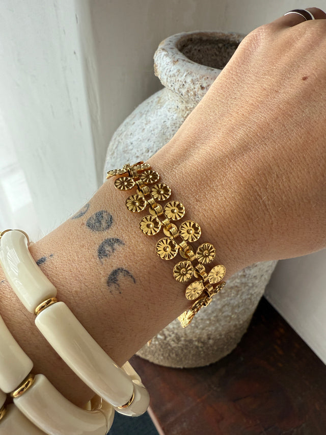 Pulseira dourada em aço inoxidável com flores para estilo elegante e duradouro em qualquer ocasião.
