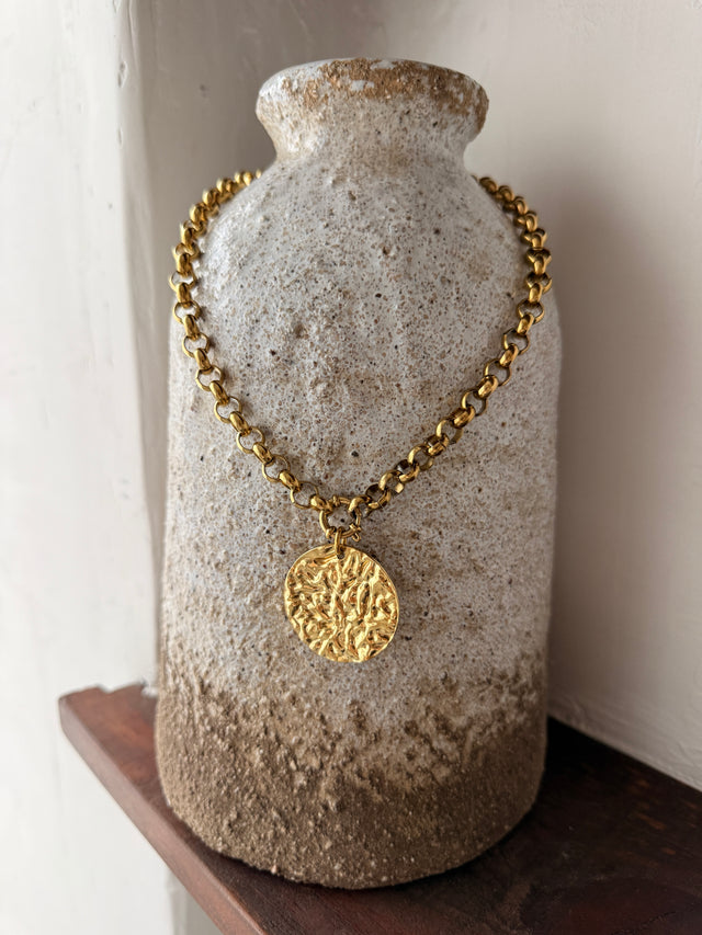 Colar Com Medalhão Martelado