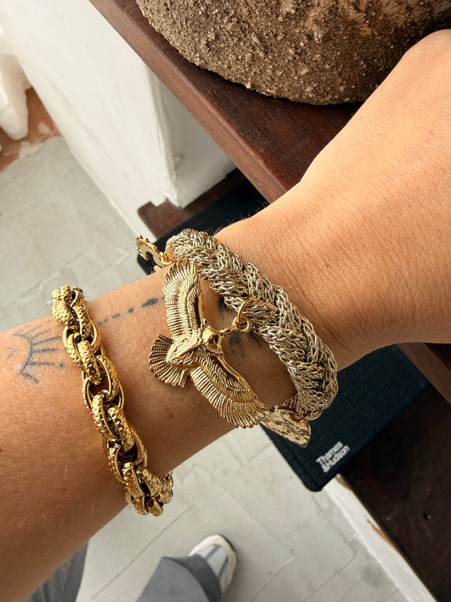 Pulseira Múltipla em Malha Com Pendentes