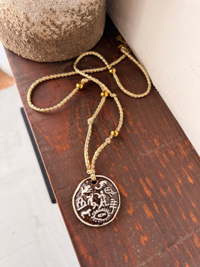 Colar Comprido em Corda Com Medalhão