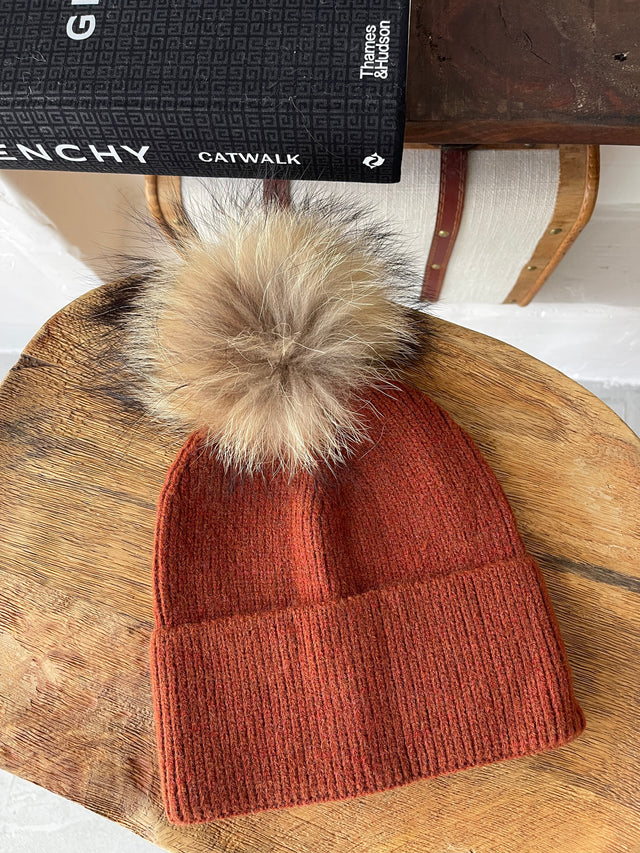 Bonnet tricoté avec pompon