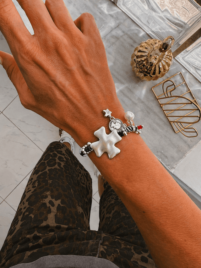 Pulseira Ajustável com Cruz em Prata e Pendentes Vários