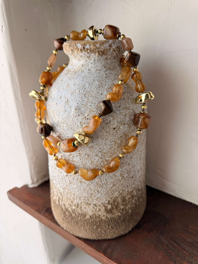 Colar Comprido Pedras Em Resina castanho com detalhes em dourado.