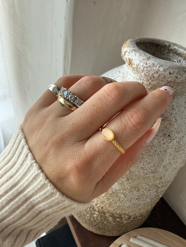 Bague torsadée avec pierre