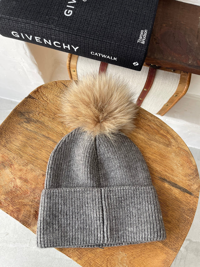 Bonnet tricoté avec pompon