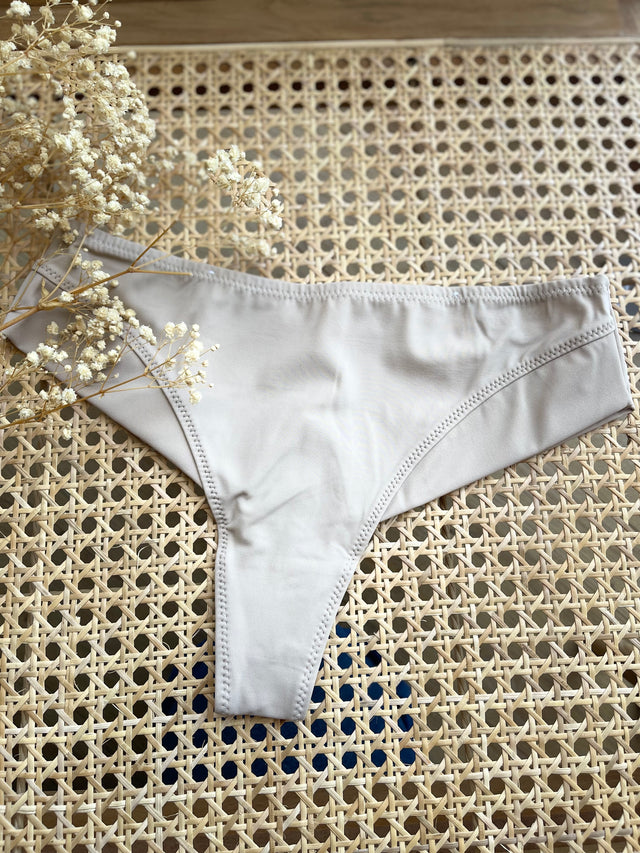 Cueca Asa Delta microfibra branca, confortável e sensual, ideal para um look elegante do dia a dia.