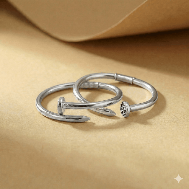 Pulseira Escrava Parafuso Banhada Prata com design moderno e elegante sobre fundo claro.