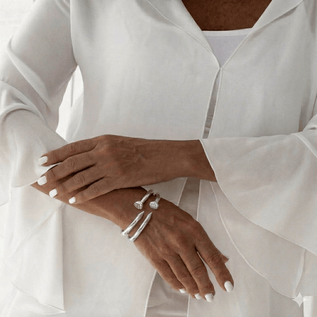 Pulseira Escrava Parafuso Banhada Prata em mão feminina, destacando estilo moderno e minimalista.