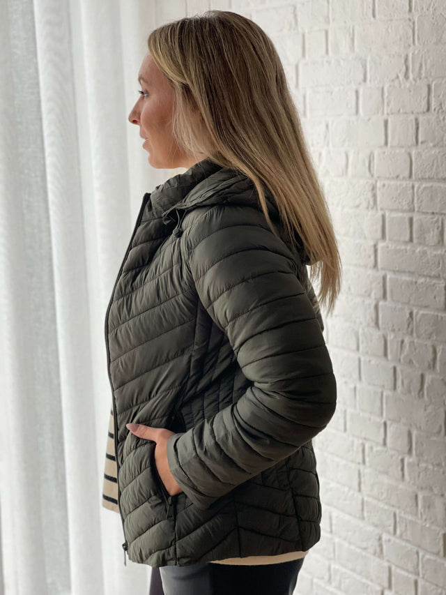 Proteção e Estilo: Blusão Cintado Impermeável Black Peach