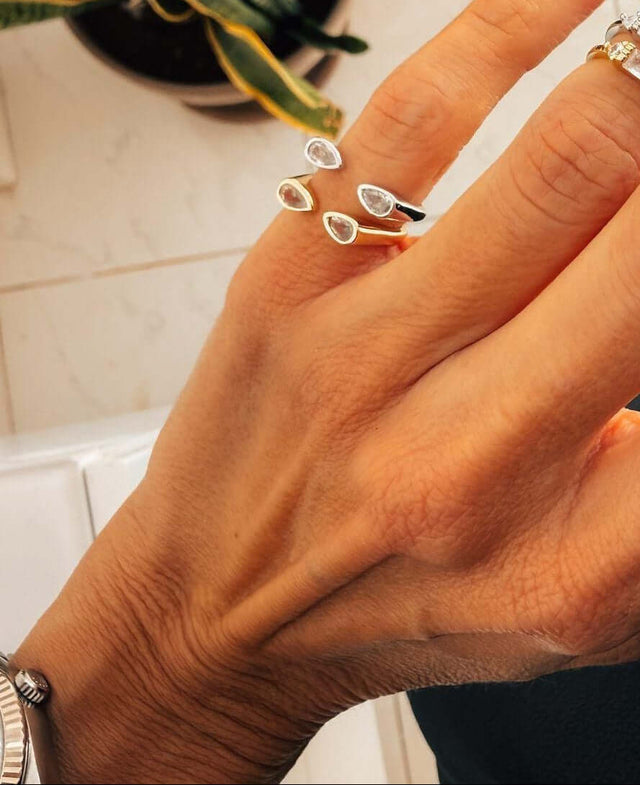 Anél de Mindinho com Abertura e Zircónias em prata, elegância minimalista e ajuste confortável.
