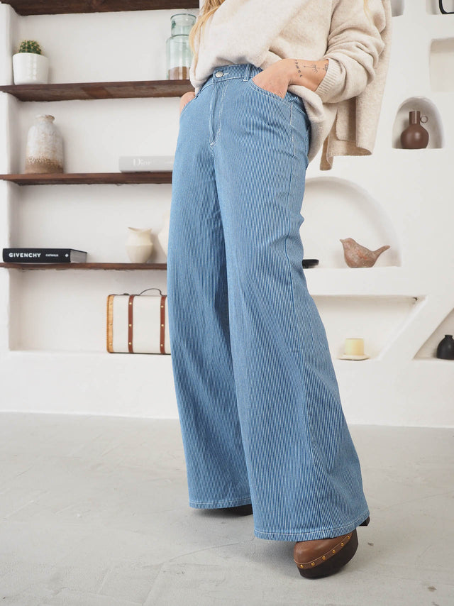 Jean à jambes larges à rayures.