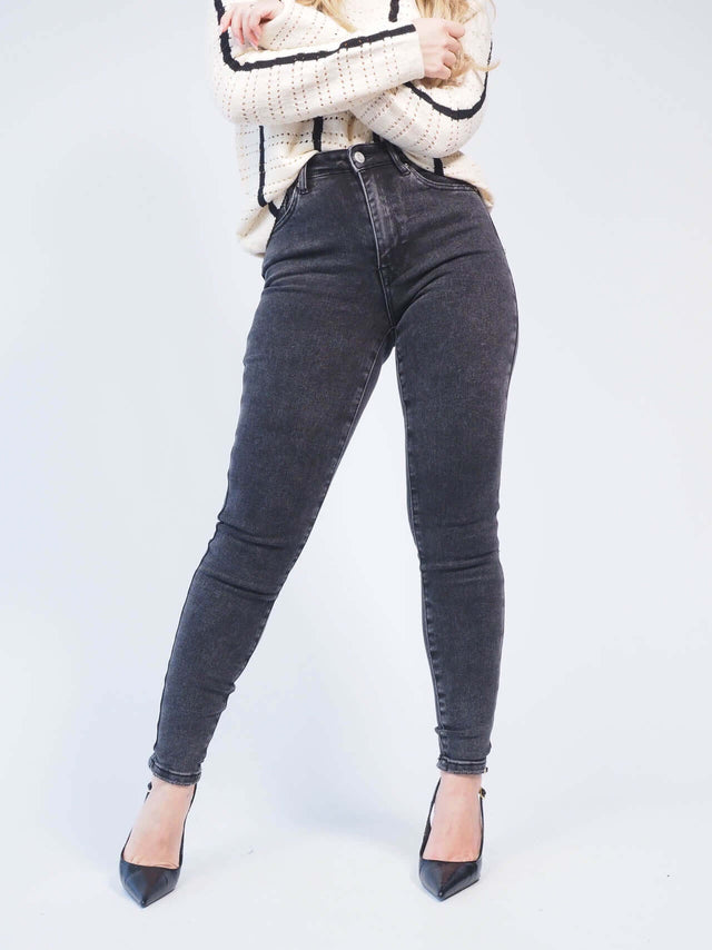 Calças: Calças de Ganga Skinny Mulher - Black Peach - Black Peach: 33.00 € | Cor / Color: cinzento | Tamanho / Size: 34, 36, 38, 40, 42 - Black Peach® - Primavera Verão 2024