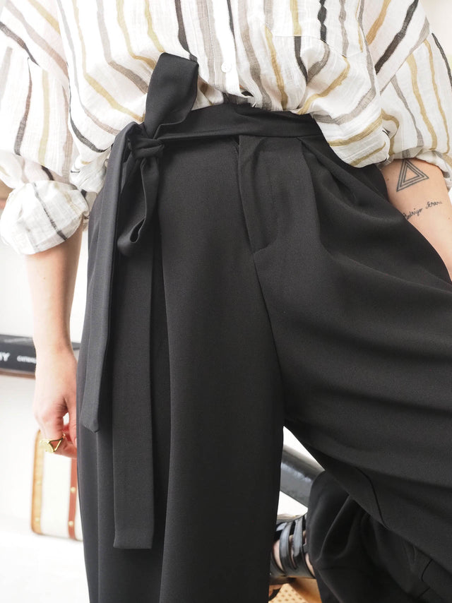 Pantalon plissé avec noeud