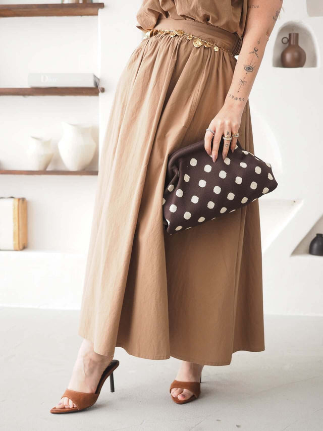 Mala Clutch Bolas em padrão polka dots, acessório elegante que eleva qualquer look feminino.
