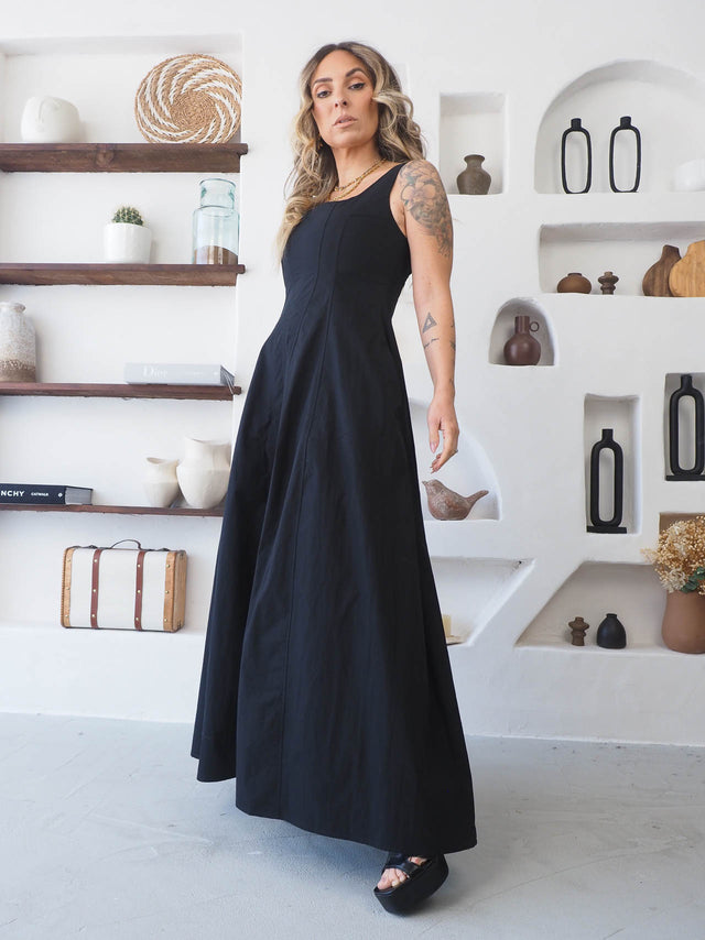Vestido comprido de alças preto, elegante e sofisticado, ideal para ocasiões especiais e uso diário.