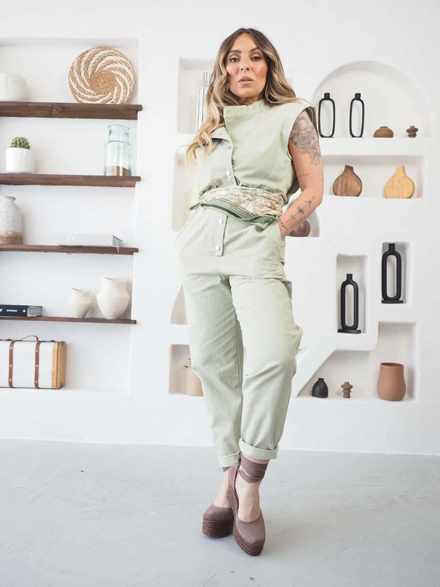 Macacão de Ganga feminino em tom caqui, elegante e moderno, com fecho frontal de botões e cintura elástica.