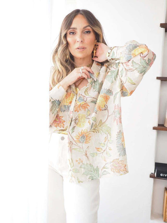 Camisa Estampada feminina, elegante e fluida, com mangas largas em estilo casual chic.