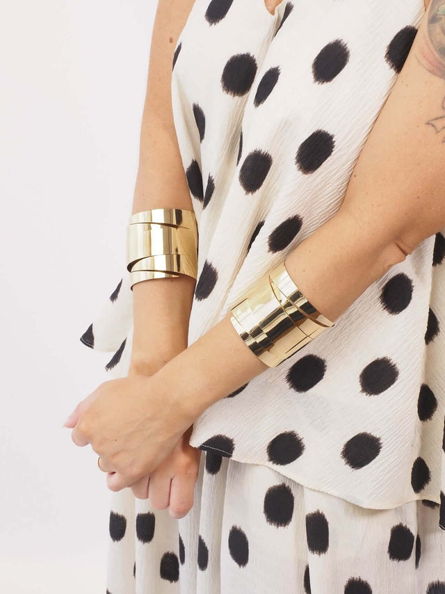 pulseiras douradas estilo escravas.