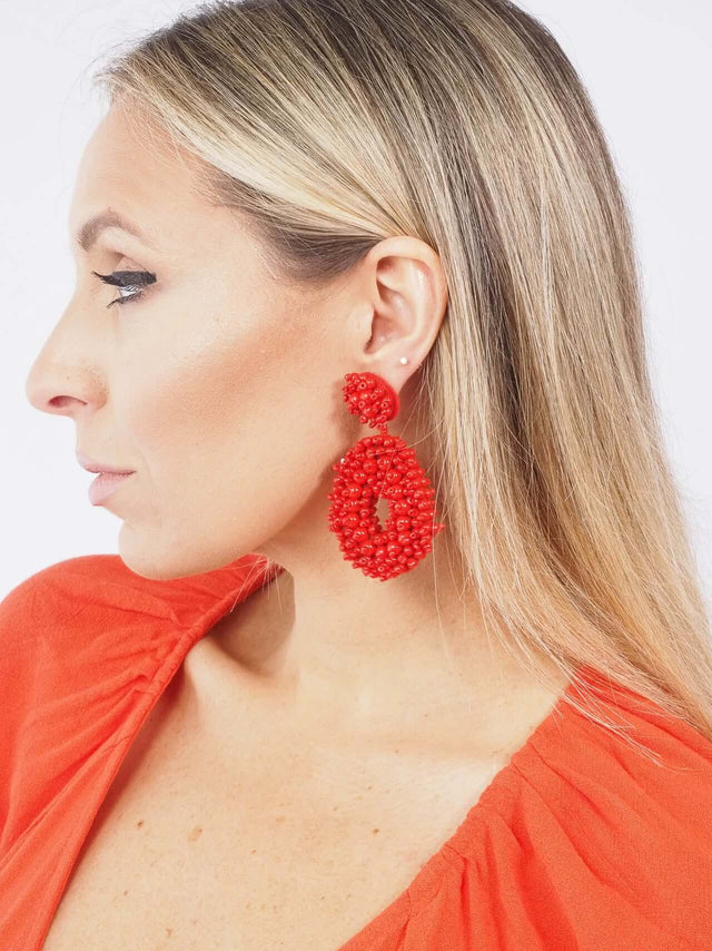 Brincos de senhora de fantasia vermelhos.