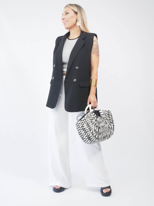 Conjunto com colete preto clássico.