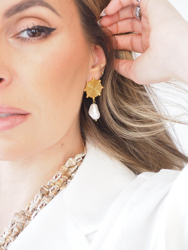Brincos circulares dourados com pendente de pedra branca, elegância e sofisticação para qualquer look.