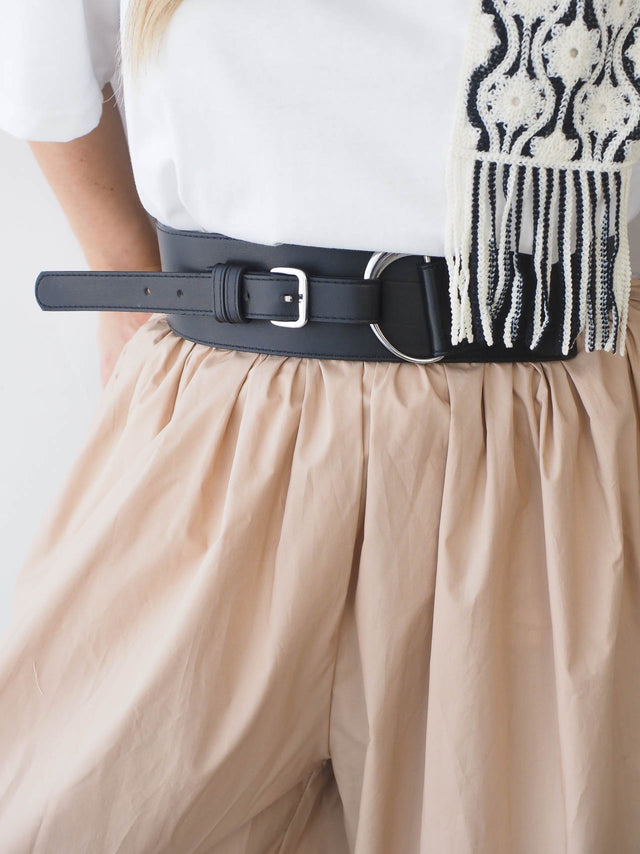 Cinto largo em ecopele feminino, ideal para realçar a silhueta com estilo moderno e sofisticado.