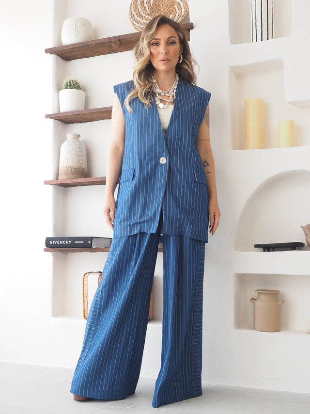 Calças pantalona às riscas azul, outfit moderno e elegante, conforto e estilo para qualquer ocasião.