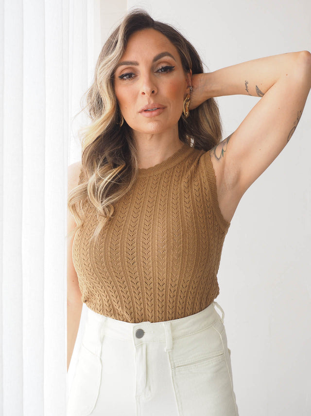 Top de malha leve e confortável em tons de castanho, ideal para dias quentes e looks versáteis.