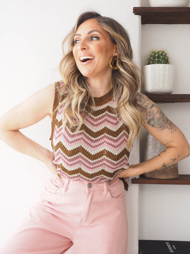 Top de malha com padrões em zigzag, elegante e versátil, ideal para looks femininos e sofisticados.