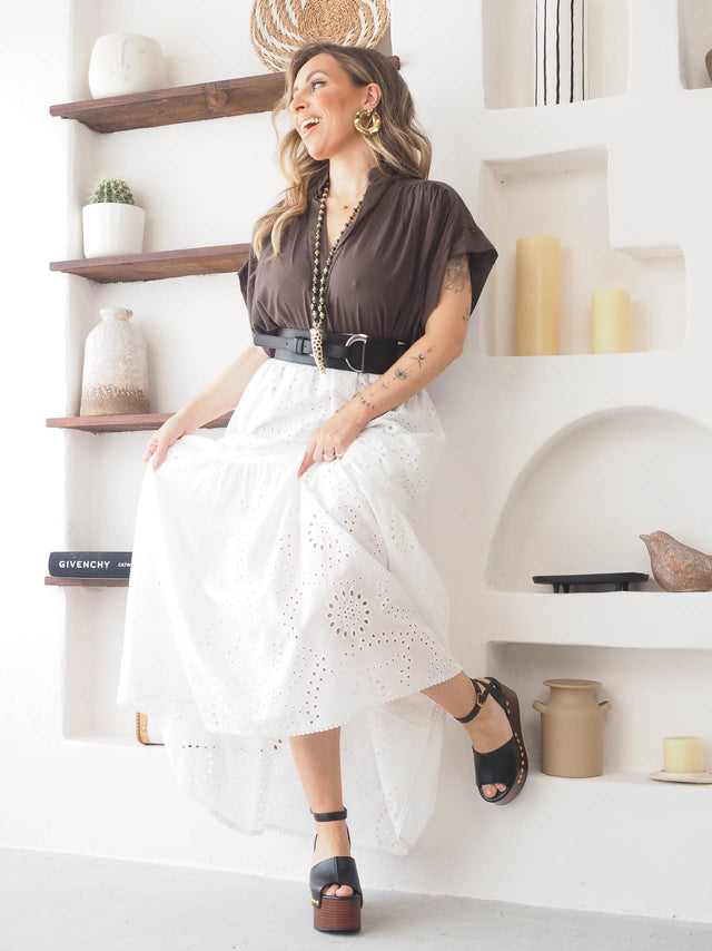 Saia comprida em bordado inglês com blusa solta, mostrando elegância e conforto para o verão.