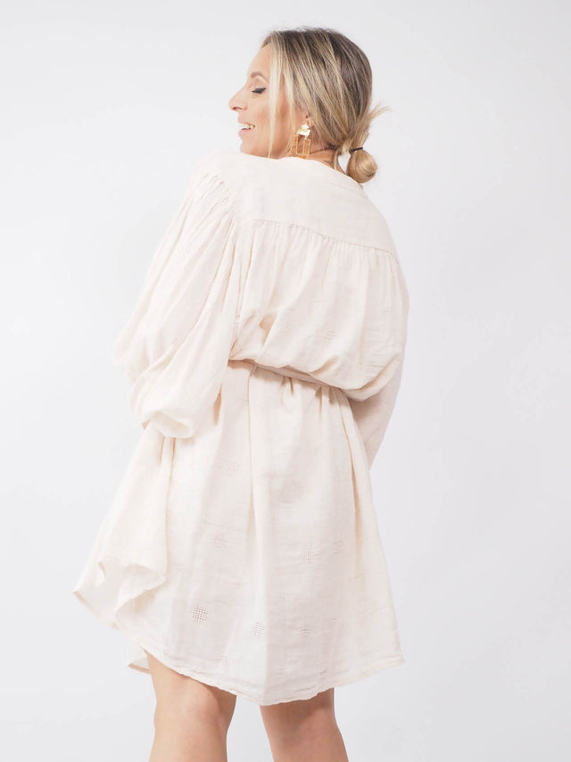 vestido com cinto visto de costas.