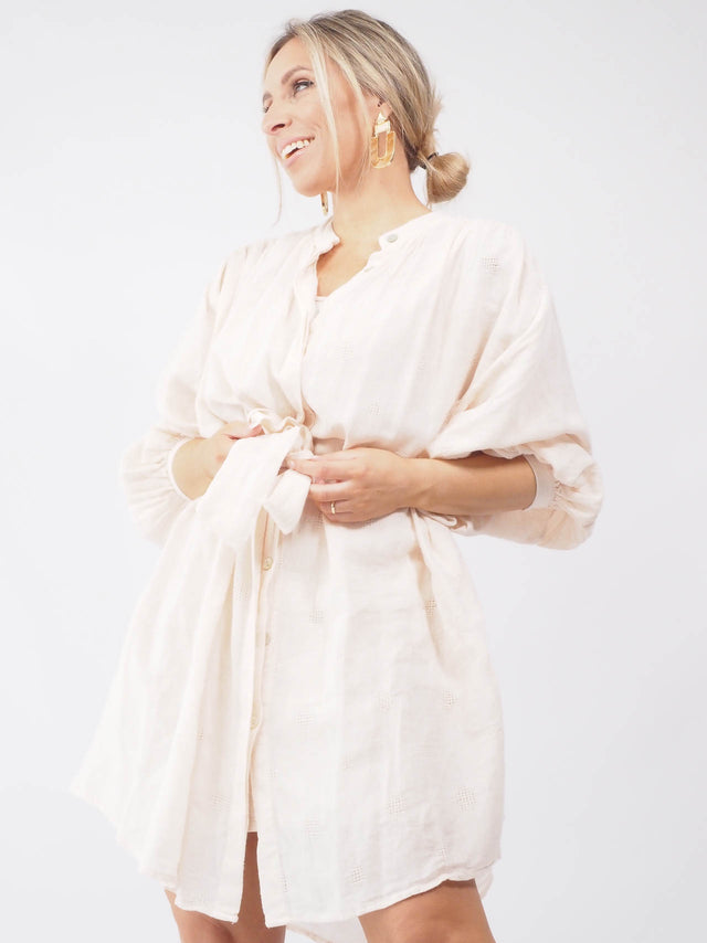 Vestido curto.