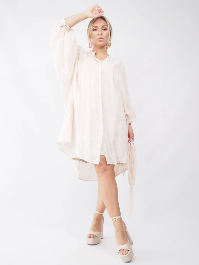 Vestido curto com cinto em algodão com fecho de botões.