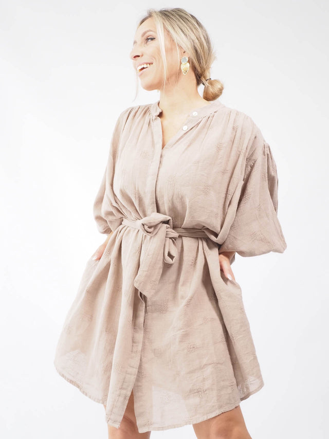 Vestido camiseiro com cinto.