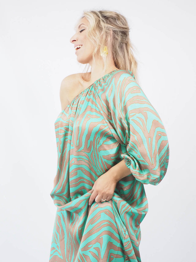 O vestido midi assimétrico é uma opção versátil, podendo ser usado no dia-a-dia ou em ocasiões especiais.
