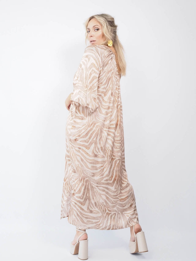 Vestido midi leve e solto: o caimento perfeito para se sentir linda a qualquer momento