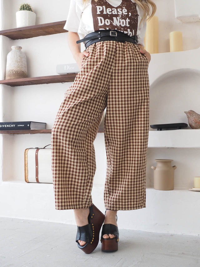 Calças xadrez confortáveis e estilizadas com cintura alta e perna larga, ideais para looks casuais e modernos.