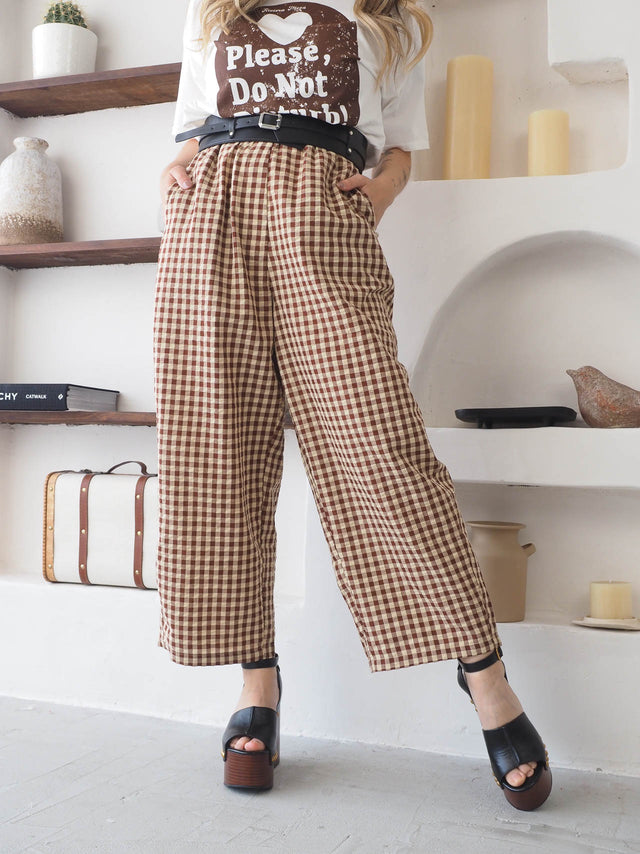 Calças xadrez com cintura alta, ideal para um look moderno e confortável, com bolsos e pernas largas.