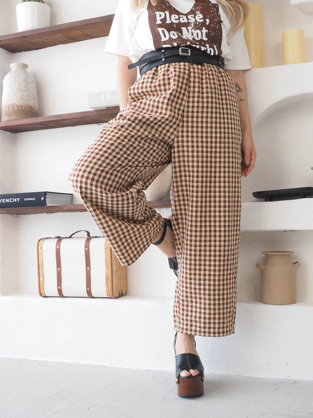 Calças xadrez largas com cintura alta, bolsos e estilo moderno, perfeitas para um look casual e confortável.