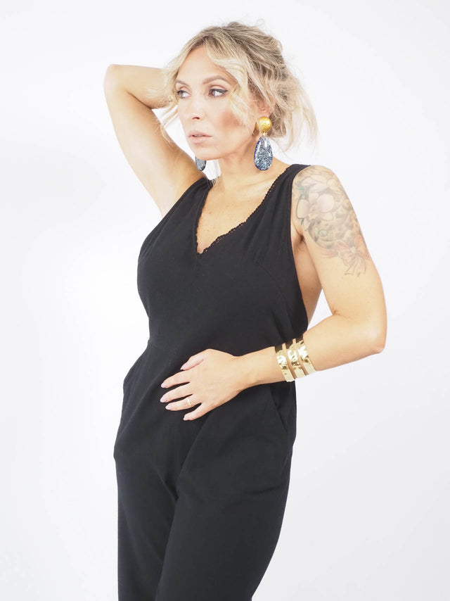 Macacão preto com perna larga: a peça-chave para looks incríveis