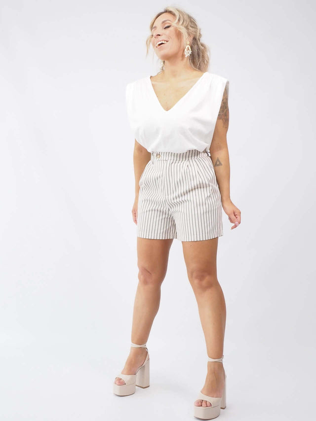 Descubra a elegância casual dos calções riscas: uma peça essencial para o verão